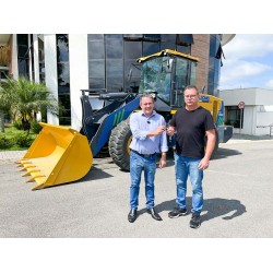 Balsa Nova recebe pá-carregadeira do Governo Federal